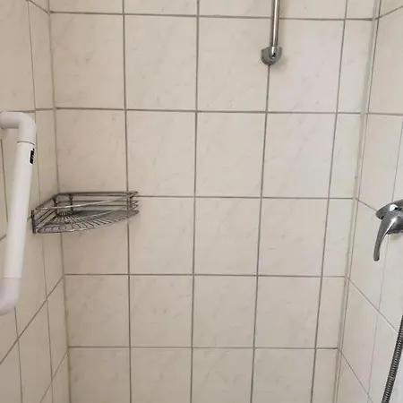 Einfach Moblierte 1-zimmer In Apartment *
